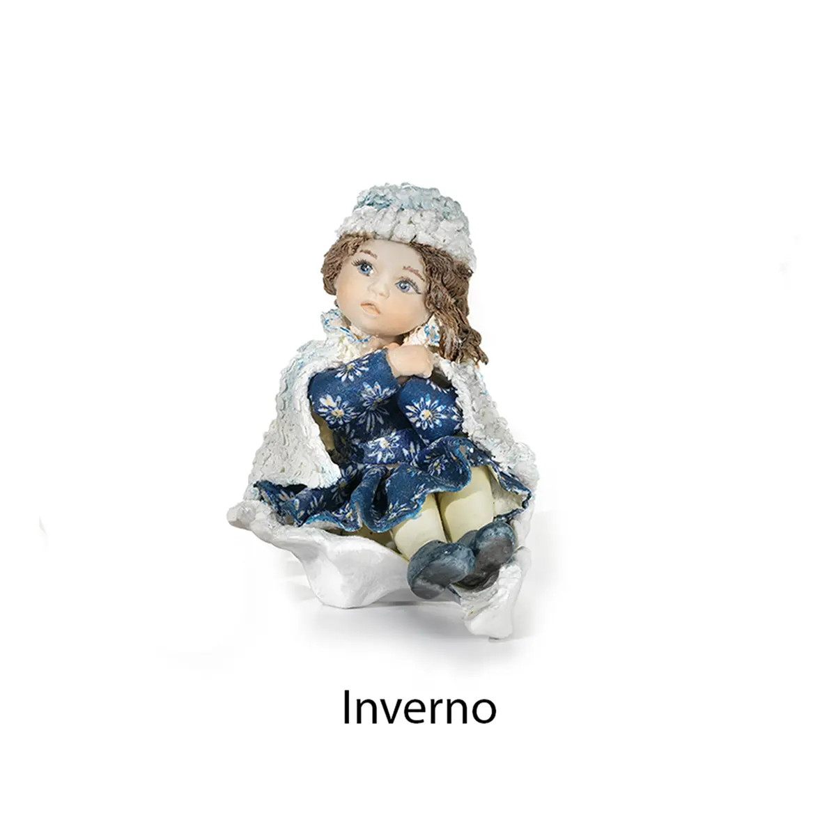Statua in porcellana dell'Inverno con manto di lana bianca, abito a fiori blu e berretto azzurro seduta sulla neve.