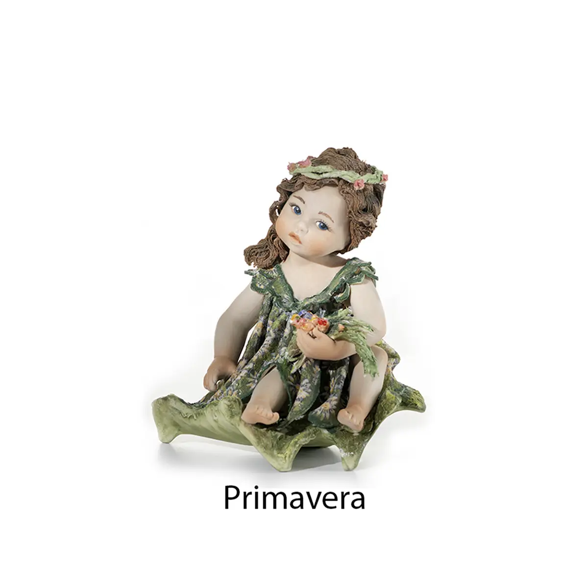 Statua in porcellana Primavera con abito verde a fiori, coroncina tra i capelli e un mazzo di fiori in mano.