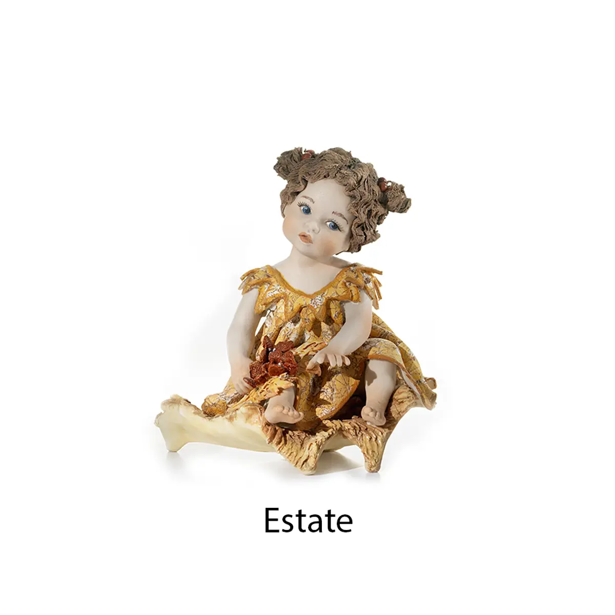 Statua in porcellana dell'Estate con abito a fiori gialli, seduta su fieno con fiori rossi e spighe di grano.