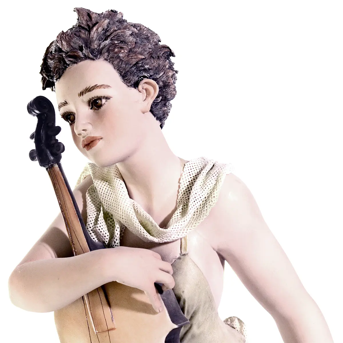 Statua in porcellana di donna seduta su panca nera con abito verde pastello, sciarpa in tulle bianco e violoncello.