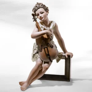 Statua in porcellana di donna seduta su panca nera con violoncello, abito verde pastello e sciarpa di tulle bianco.