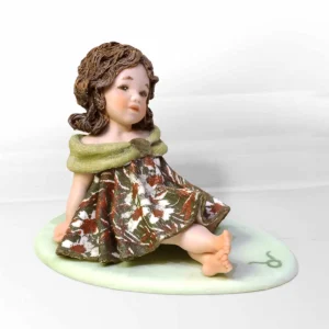Statua in porcellana mini Toro di Sibania con abito fiorito verde, occhi verdi e base verde.