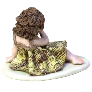 Statua mini Vergine di Sibania in porcellana in abito marrone e verde acido, posa pensierosa su base verde con simbolo.