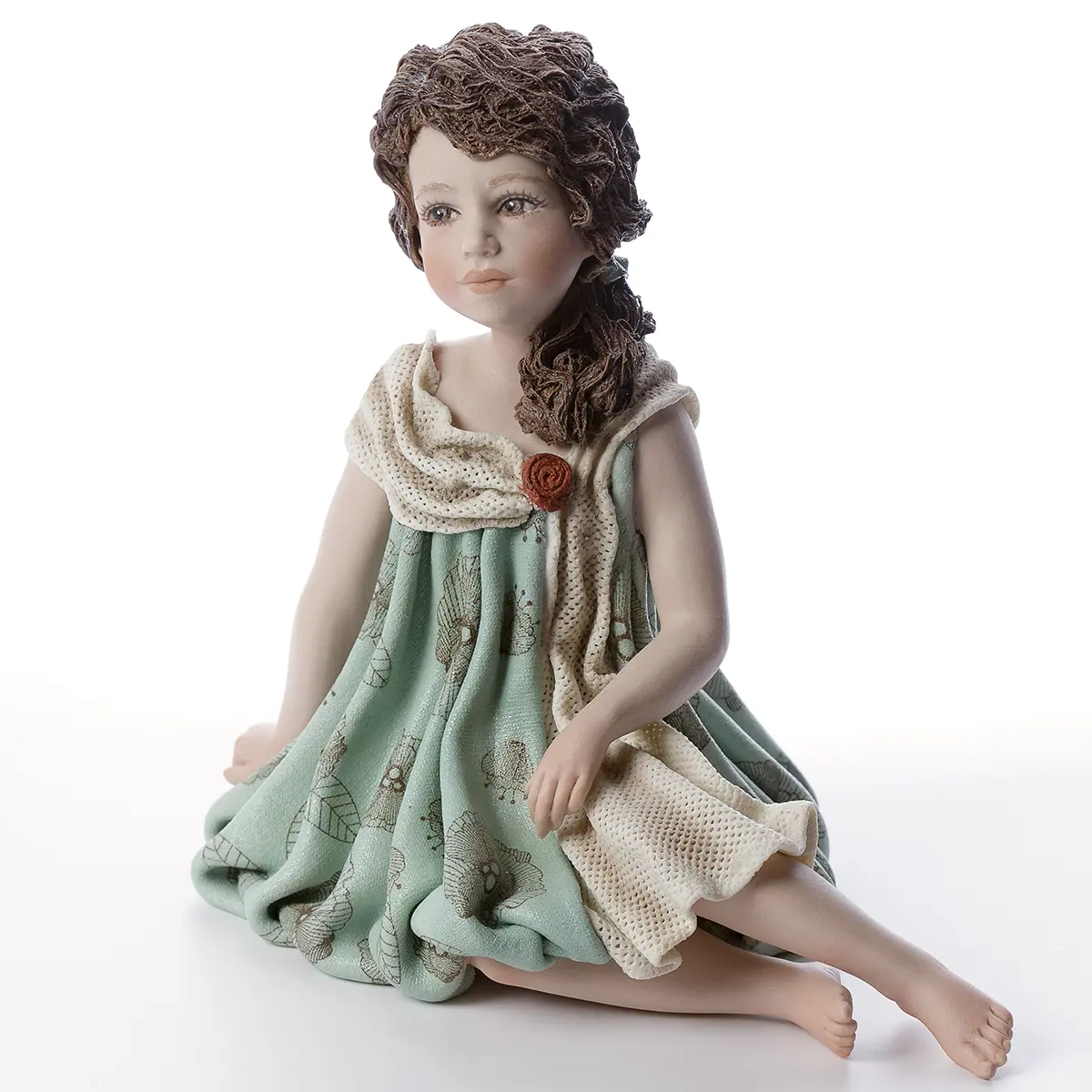 Statua in porcellana Virginia con abito verde menta a palloncino, dettaglio in tulle e fiore rosso carminio.