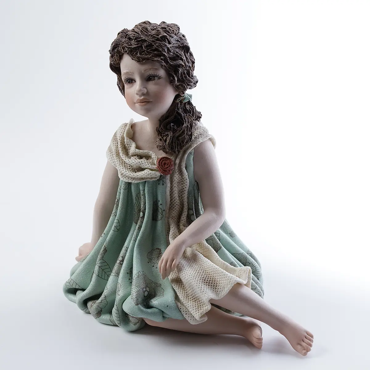 Statua in porcellana Virginia con abito verde menta a palloncino, dettagli in tulle e fiore rosso carminio.