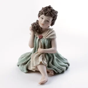 Statua in porcellana Viviana in abito verde menta con gonna a palloncino, dettaglio in tulle e fiore rosso carminio.