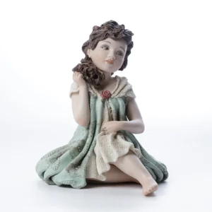 Statua in porcellana Viviana con abito verde menta a palloncino, dettagli in tulle e fiore rosso carminio.