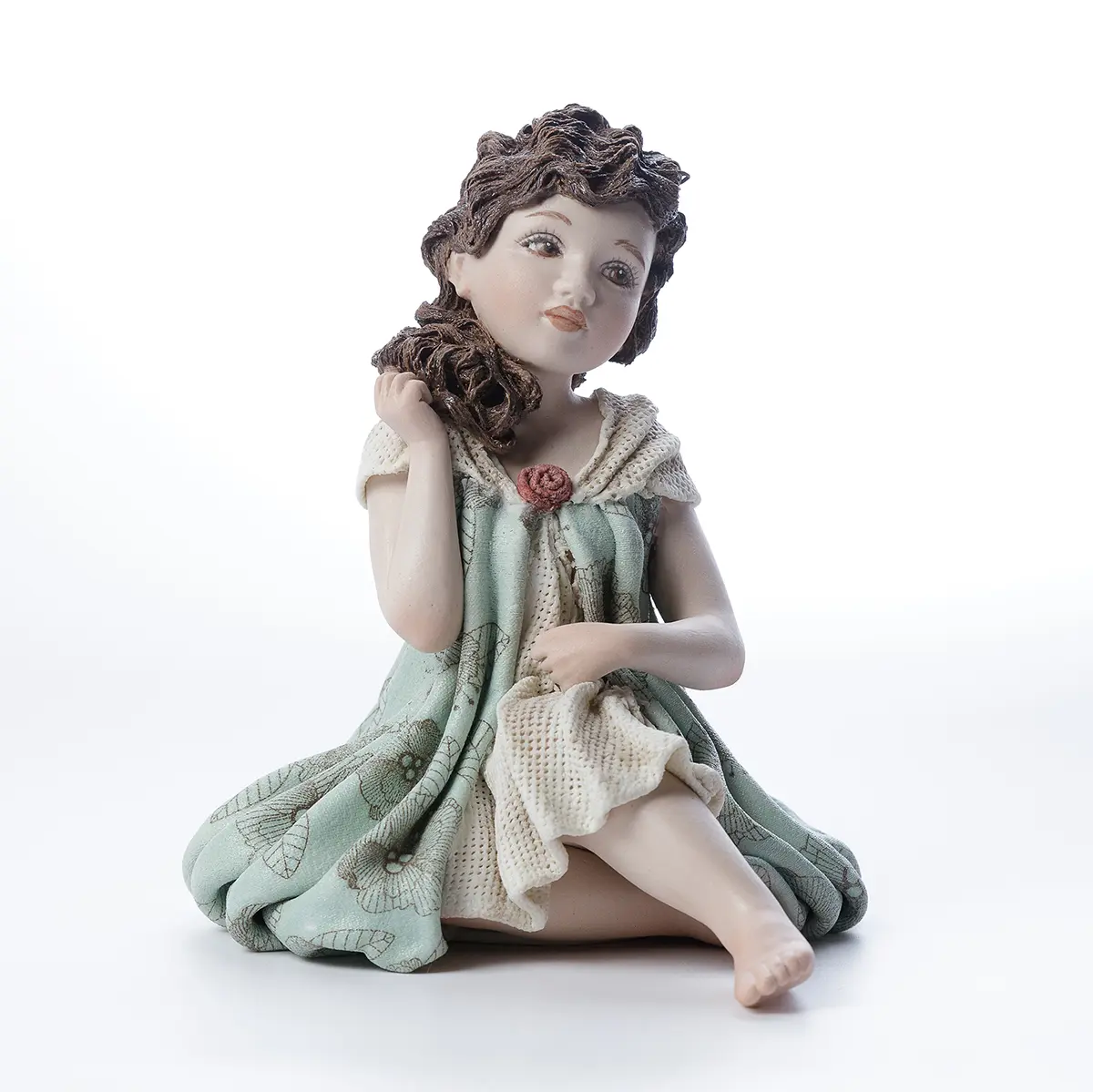 Statua in porcellana Viviana con abito verde menta a palloncino, dettagli in tulle e fiore rosso carminio.