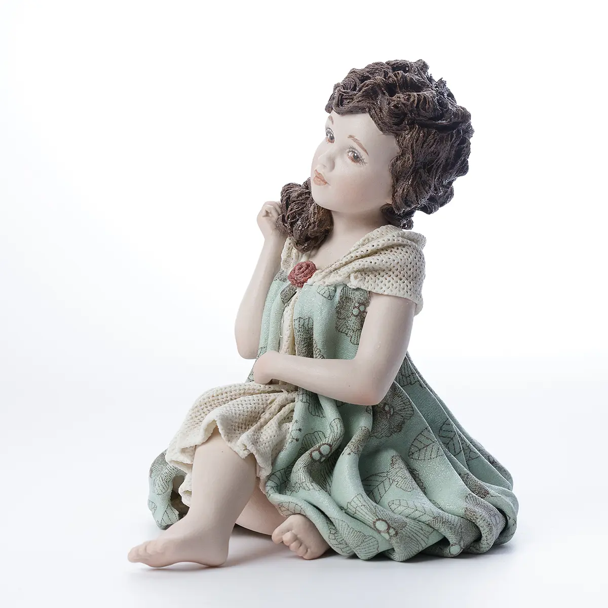 Statua in porcellana Viviana con abito verde menta, dettagli in tulle candido e fiore rosso carminio.