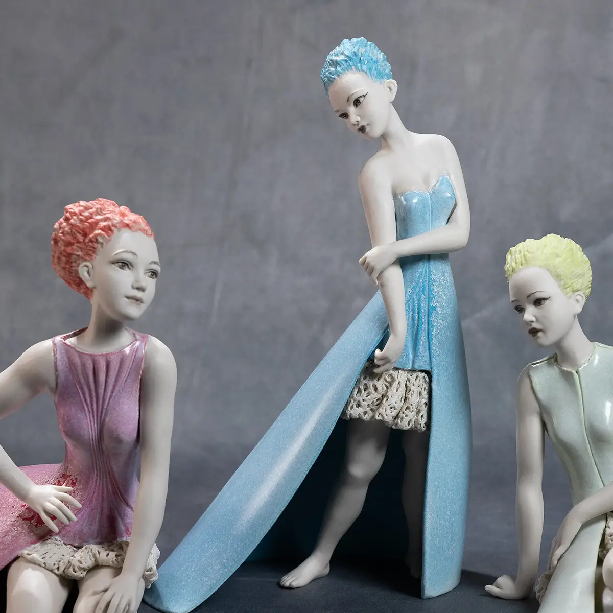 Figure in porcellana Sibania con abiti decorati da smalti cristallini bianchi effetto neve.